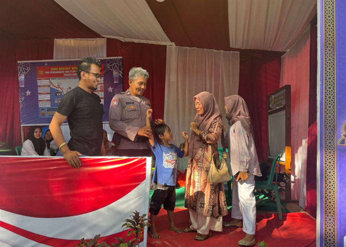 Polres Kaur Sigap Bantu Anak Terpisah dari Orang Tua Saat Libur Lebaran di Pantai Laguna