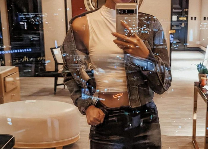 Pesona Fashion Nia Ramadhani dan Kejutan Ponsel Mewah di Balik Mirror Selfie, Google Pixel Punya Nih!