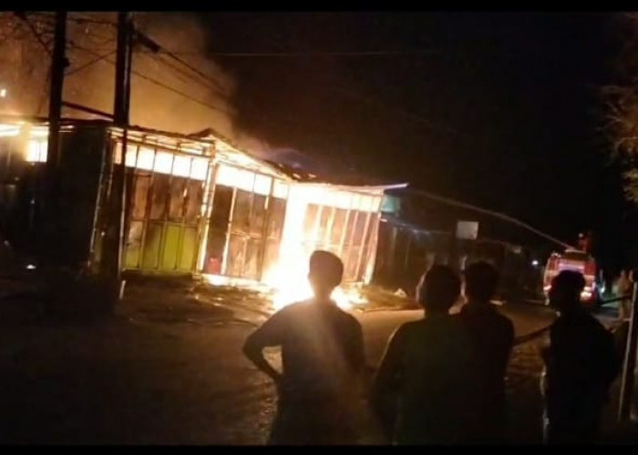 BREAKING NEWS: Toko Grosir di Pasar Inpres Kaur Hangus Terbakar