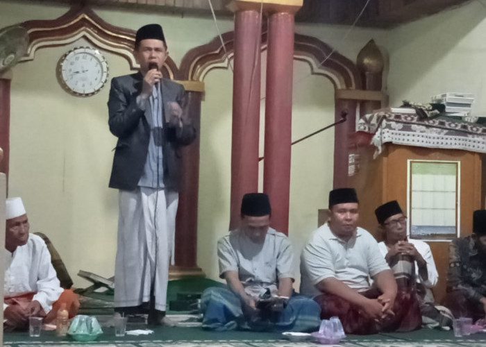 Hadirkan Ustadz Marpen Sory, Masyarakat Desa Mentiring Peringati Malam Nuzulul Qur'an