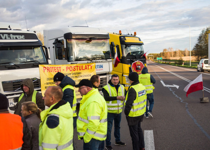 Pengemudi truk Polandia Blokir Pos Pemeriksaan di Perbatasan dengan Ukraina