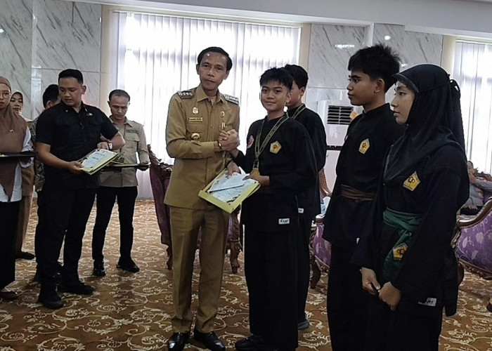 Membanggakan, Bupati Kaur Beri Reward 8 Pesilat Peraih Medali di Ajang Nasional