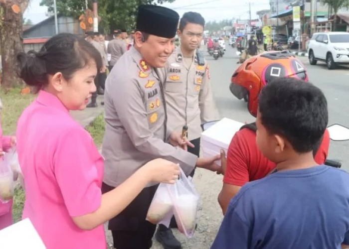 Polres Kaur dan Bhayangkari Berbagi Takjil
