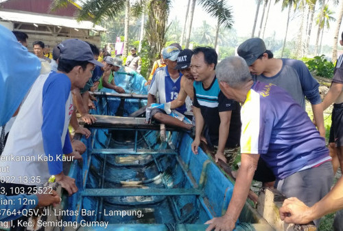 BREAKING NEWS : Perahu Nelayan Pantai Hili Terbalik 