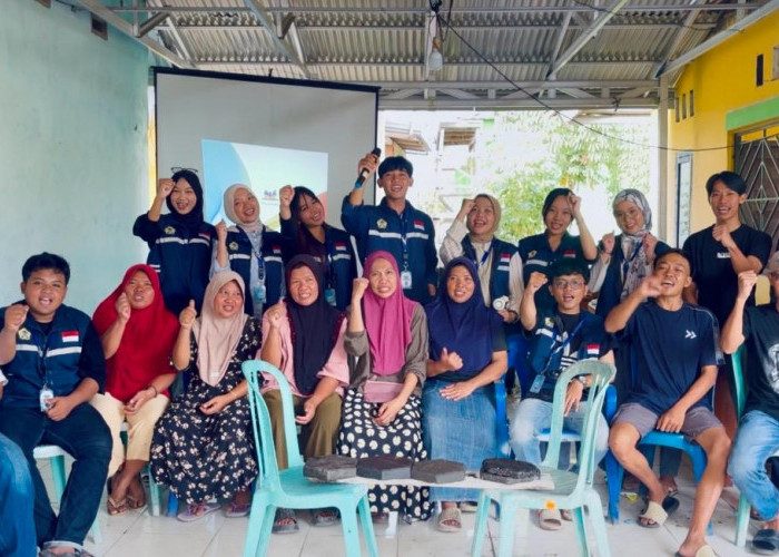 Pelatihan Eco Paving Blok Dorong Masyarakat Desa Tanjung Agung Kelola Sampah Plastik Bernilai Ekonomi