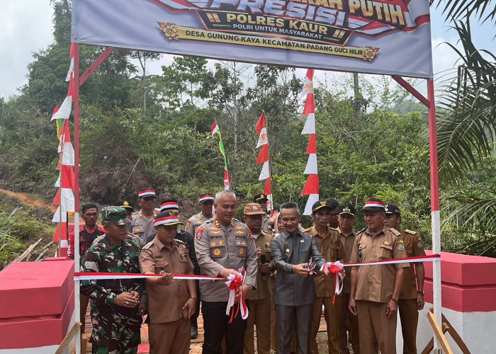 Wakil Bupati Kaur dampingi Kapolres Resmikan Jembatan Merah Putih Presisi di Desa Gunung Kaya