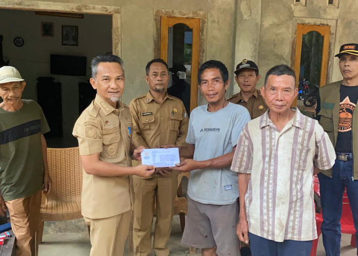 Wujud Kepedulian, Wakil Bupati Kaur Serahkan Bantuan bagi Korban kebakaran