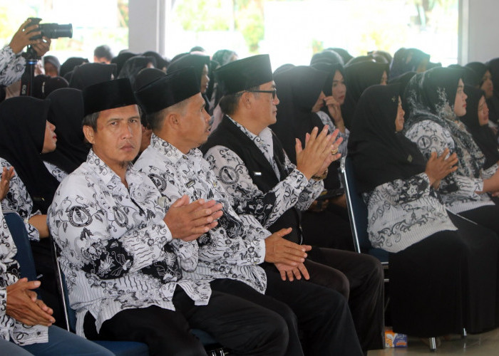 Insentif Keuangan Bagi Guru di Indonesia: Motivasi atau Politik?