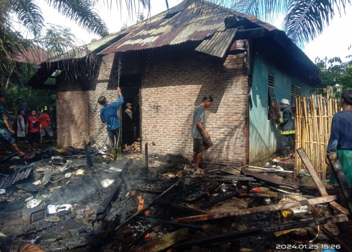 BREAKING NEWS: Rumah Warga Kaur Terbakar, Polisi Duga Penyebabnya Ini, Berhasil Dipadamkan Damkar