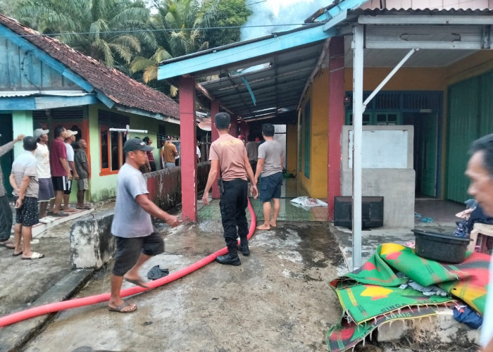 Piket Yanmas Polsek Kaur Tengah Bahu Membahu Tangani Kebakaran Rumah Warga di Semidang Gumay