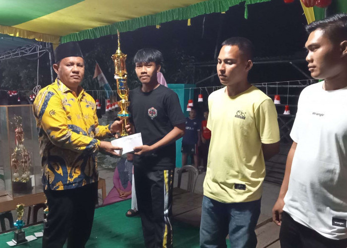 Camat Semidang Gumay Serahkan Hadiah Pemenang Turnamen HUT ke-79 RI  