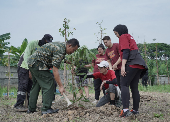 Bukan Hanya Jualan Paylater, Akulaku Group Tanam Pohon Besar di Hutan Kota Ujung Menteng, Jakarta Timur