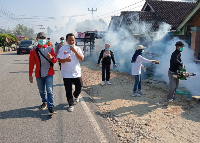 Pemberantasan Sarang Nyamuk DBD, Pemdes dan Puskesmas Mentiring Lakukan Fogging