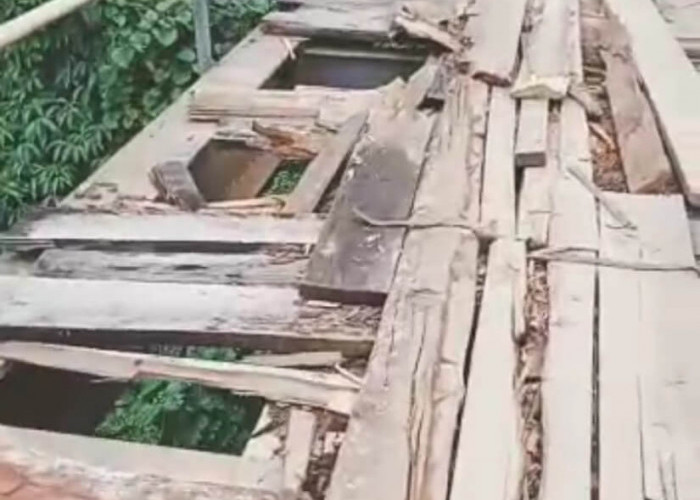 Lantai Jembatan di Bukit Makmur Semakin Rusak