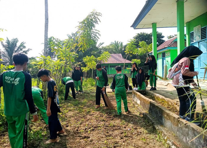 Usai Libur Lebaran, MTsN 4 Kaur Kompak Gelar Aksi Bersih Lingkungan