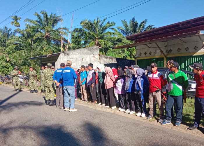 Forkopimcam Tanjung Kemuning dan Kelam Tengah Gotong Royong Bersihkan Jalan Poros Kecamatan