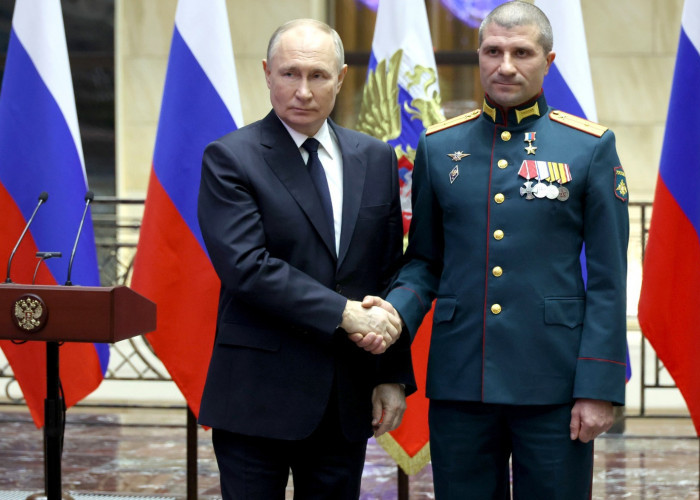 Putin menghadiahkan medali Bintang Emas Pahlawan Rusia Pada para peserta Distrik Militer Utara