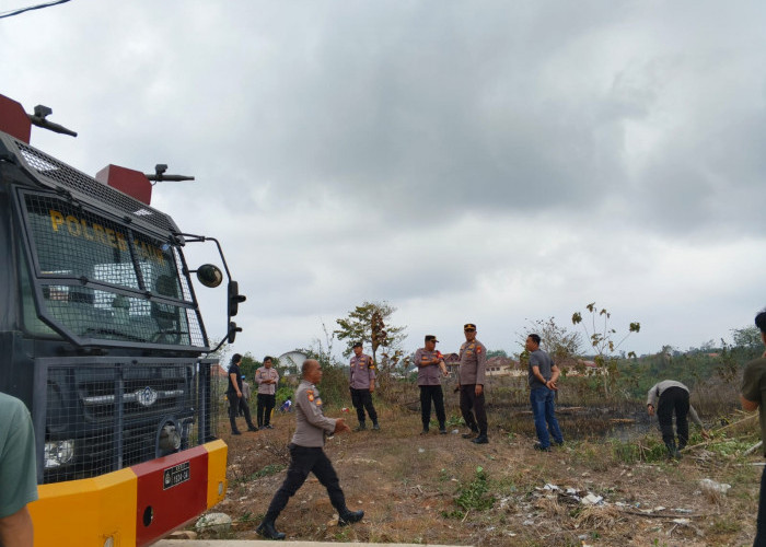 Polres Kaur Gercep Padamkan Kebakaran Lahan Kosong di Padang Petron
