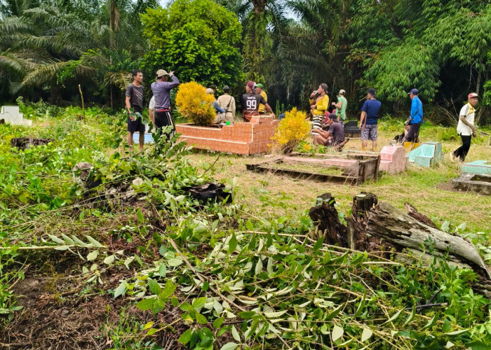 Warga Padang Panjang Kerja Bakti Bersihkan Makam Menjelang Bulan Puasa