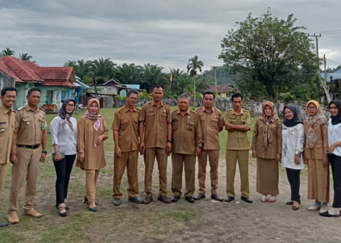 Kecamatan Padang Guci Hilir Terapkan Disiplin Berpakaian Dinas 