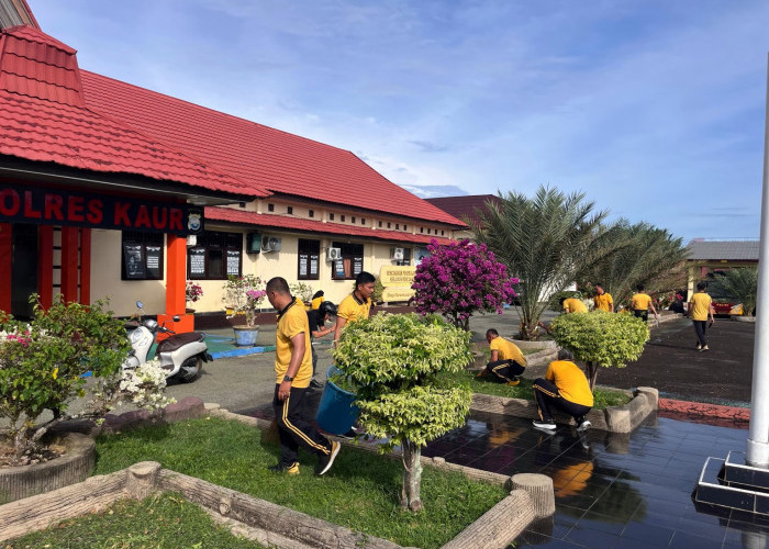 Wujudkan Lingkungan Asri, Polres Kaur Sapu Bersih Rumput Liar dan Sampah di Mako