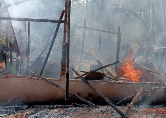 BREAKING NEWS: Satu Unit Rumah di Kaur Ludes Terbakar, Diduga Akibat Korsleting Listrik