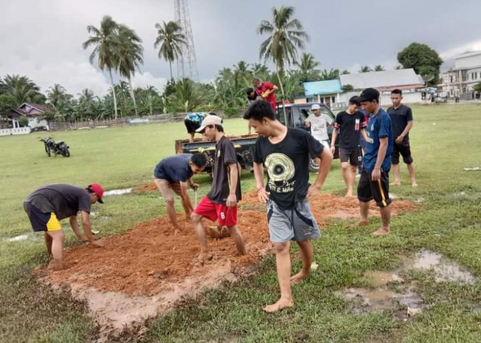 Karang Taruna Semidang Gumay dan SSB Geruduk Kantor Camat Tolak Pasar Malam di Lapangan Sepakbola