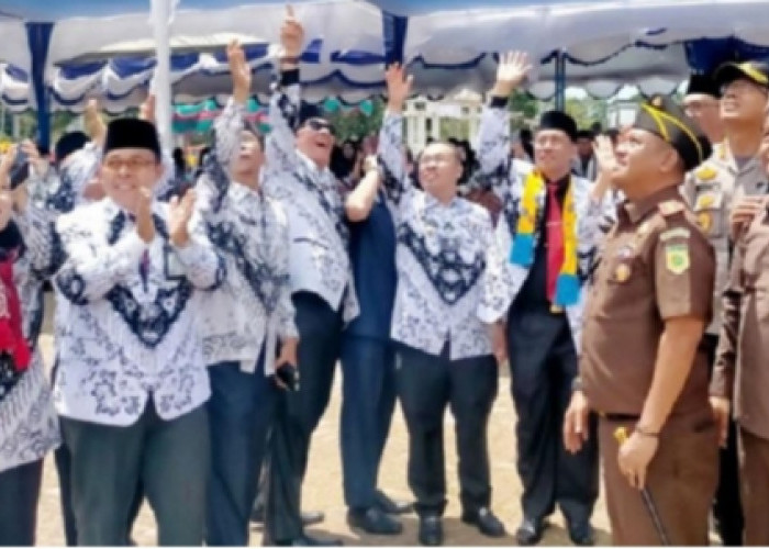 Gubernur Bengkulu Anugerahi 30 Guru Berprestasi Provinsi Bengkulu 2022