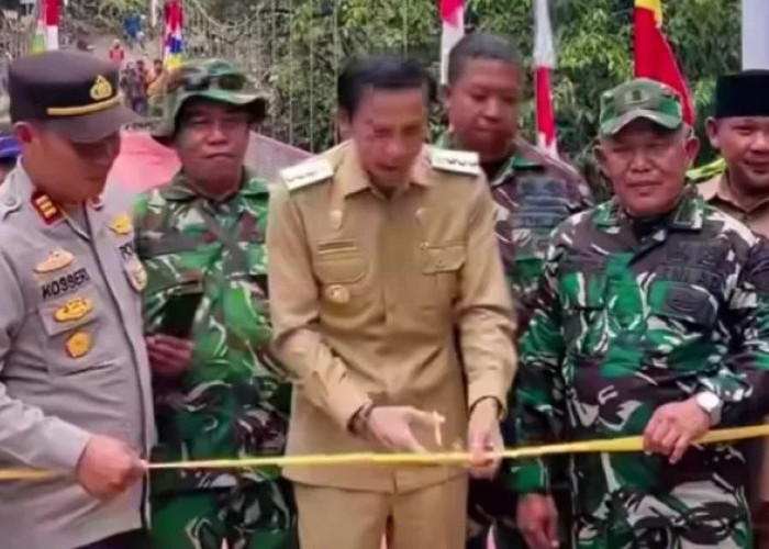 Bupati Kaur Resmikan Jembatan Gantung Air Manula Kecamatan Nasal