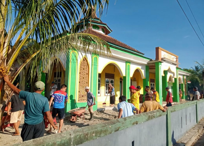 ANTUSIAS, Warga Desa Tanjung Agung Maje Gotong Royong Sambut Salat Ied Bersama Bupati dan Wabup