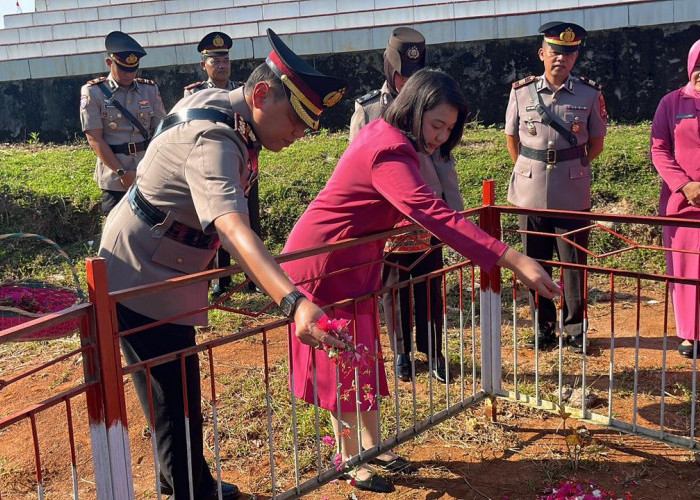 Menghormati Jasa dan Melanjutkan Pengabdian, Kapolres Kaur Pimpin Ziarah TMP jelang Hari Bhayangkara ke-80