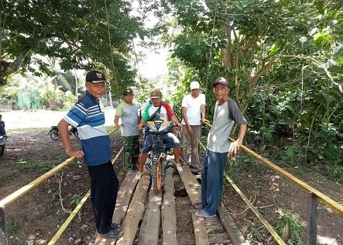 Cerita Warga Jembatan Gantung Akses Angkut Hasil Pertanian