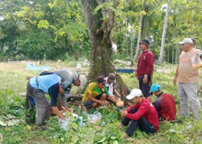 Kerja Bakti Bersihkan Makam dan Masjid Desa Awat Mata, Sambut Ramadhan dengan Penuh Khidmat