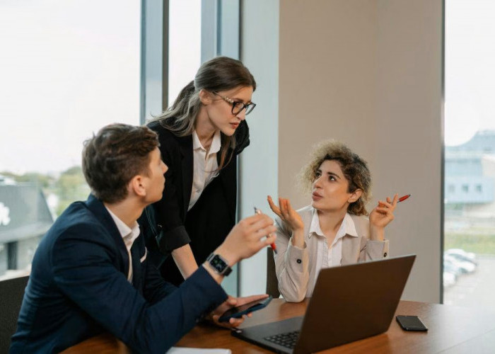 Mengurai Benang Kusut: Memahami dan Menghadapi Orang yang Suka Bergunjing