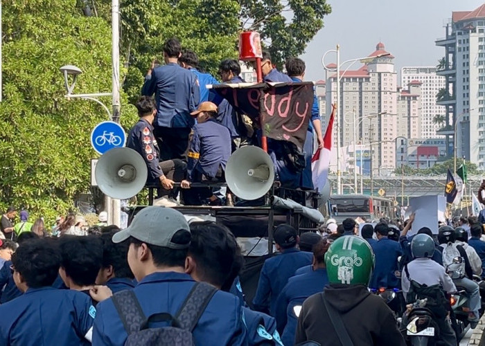Depan Gedung DPR/MPR Dipenuhi Ribuan Mahasiswa, Tuntut Revisi Program Pemerintah yang Merugikan