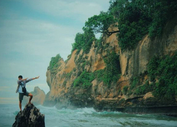 Pantai Manula Kaur, Gerbang Alam Batu Cadas di Batas Bengkulu - Lampung, Liburan Estetik Ala Selebgram  