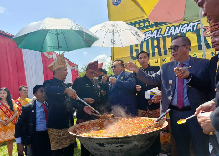 Warga dan Para Kepala Daerah Menikmati Masak Besar Sambal Langat Gurita oleh Chef Chef Dinda Alamanda