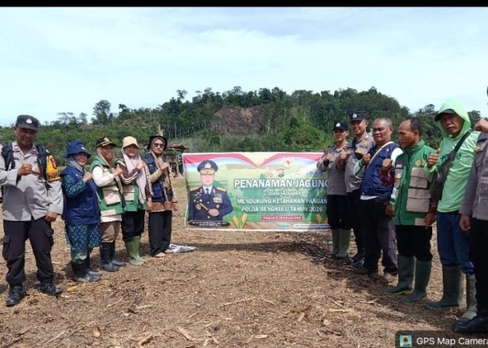 Polsek Tanjung Kemuning Bantu Masyakat Pelajaran II Menanam Jagung Secara Serentak