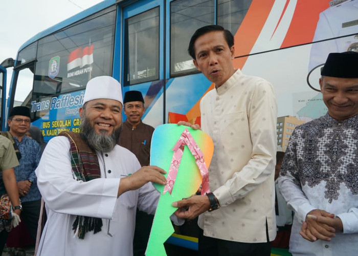 Gubernur Helmi Hasan Serahkan Bus Sekolah Gratis untuk Kaur, Dorong Akses dan Keselamatan Pelajar 