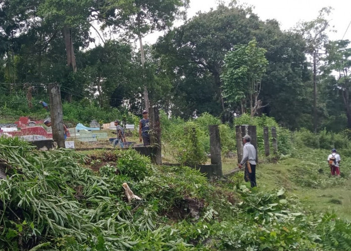 Bersihkan Area Pemakaman, Pemdes Gunung Tiga 1 Kerahkan Pasukan