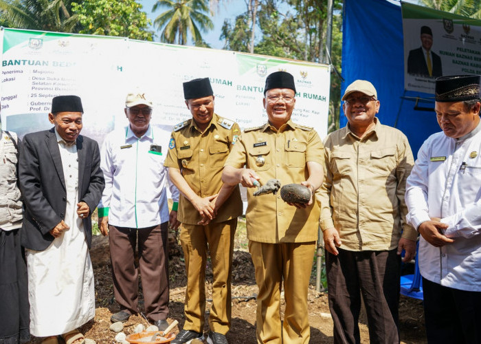 Gubernur Bengkulu Serahkan Bantuan RTLH dan Tabung Gas Elpiji 3 Kg, Ingatkan Pentingnya Saling Membantu