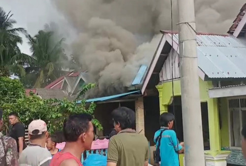 BREAKING NEWS : Diduga Korsleting, Rumah Warga Tanjung Iman Kebakaran