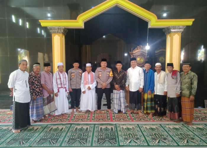 Sholat Jumat di Masjid Darul Muttaqin, Kapolres Kaur Jalin Silaturahmi Bersama Warga, Simak Pesan Kamptibmas 