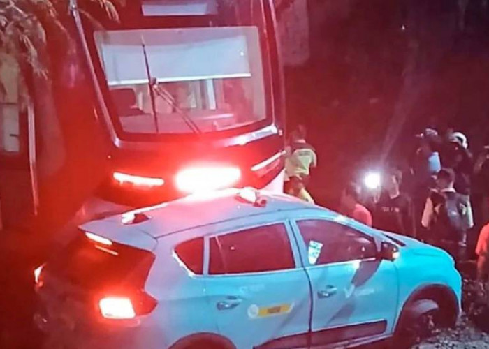 Sopir Taksi Online dan Petugas KAI Diperiksa Kecelakaan Kereta Bekasi