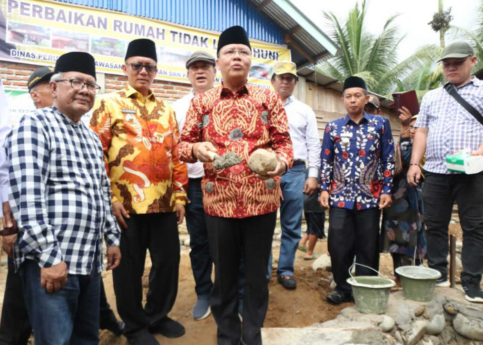 Gubernur Bengkulu dan Bupati Kaur Turun Langsung Bedah Rumah Warga