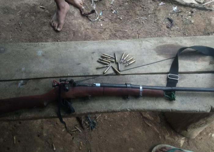 Warga Serahkan Senpi Rakitan dan 14 Butir Amunisi Secara Sukarela ke Polres Kaur
