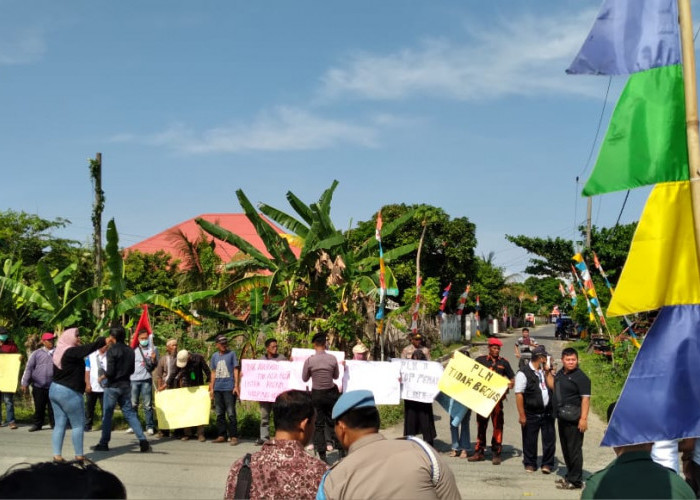 Demo di Kantor PLN Bintuhan
