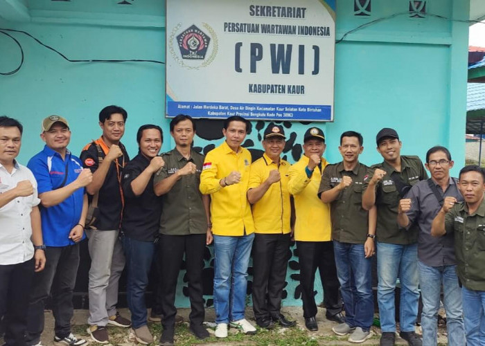 Tiba-Tiba Muncul di Sekretariat PWI Kaur, Gusril Pausi Berikan Dukungan Kepada Wartawan
