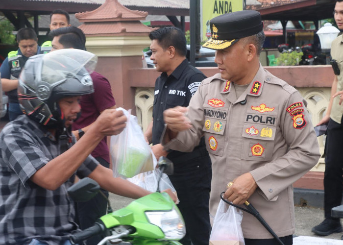 Kapolda Bengkulu Cek Kesiapan Jalur Ops Ketupat 2026, Berbagi Takjil dan Tarawih Bersama Warga Kaur