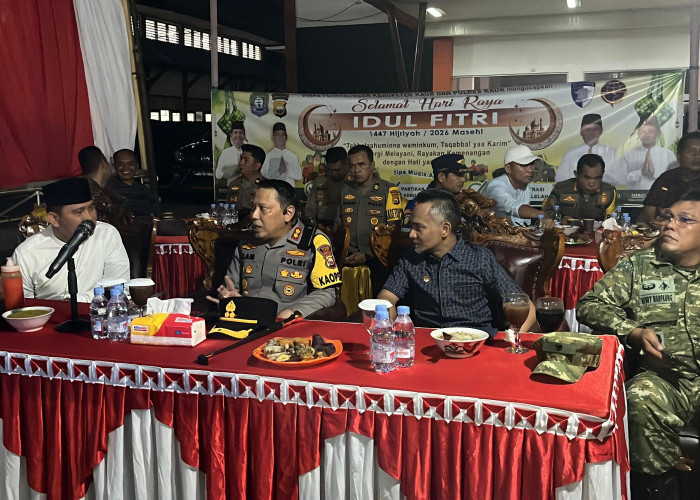 Pastikan Malam Takbiran Aman, Kapolres Kaur dan Forkopimda Tinjau Pos serta Serahkan Bingkisan pada Petugas